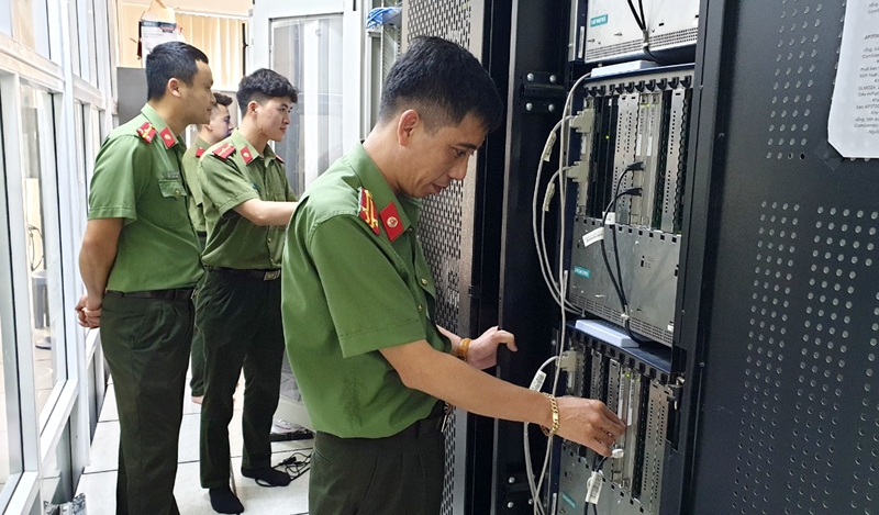 CBCS Đội CNTT kiểm tra hệ thống máy chủ tại Công an tỉnh.