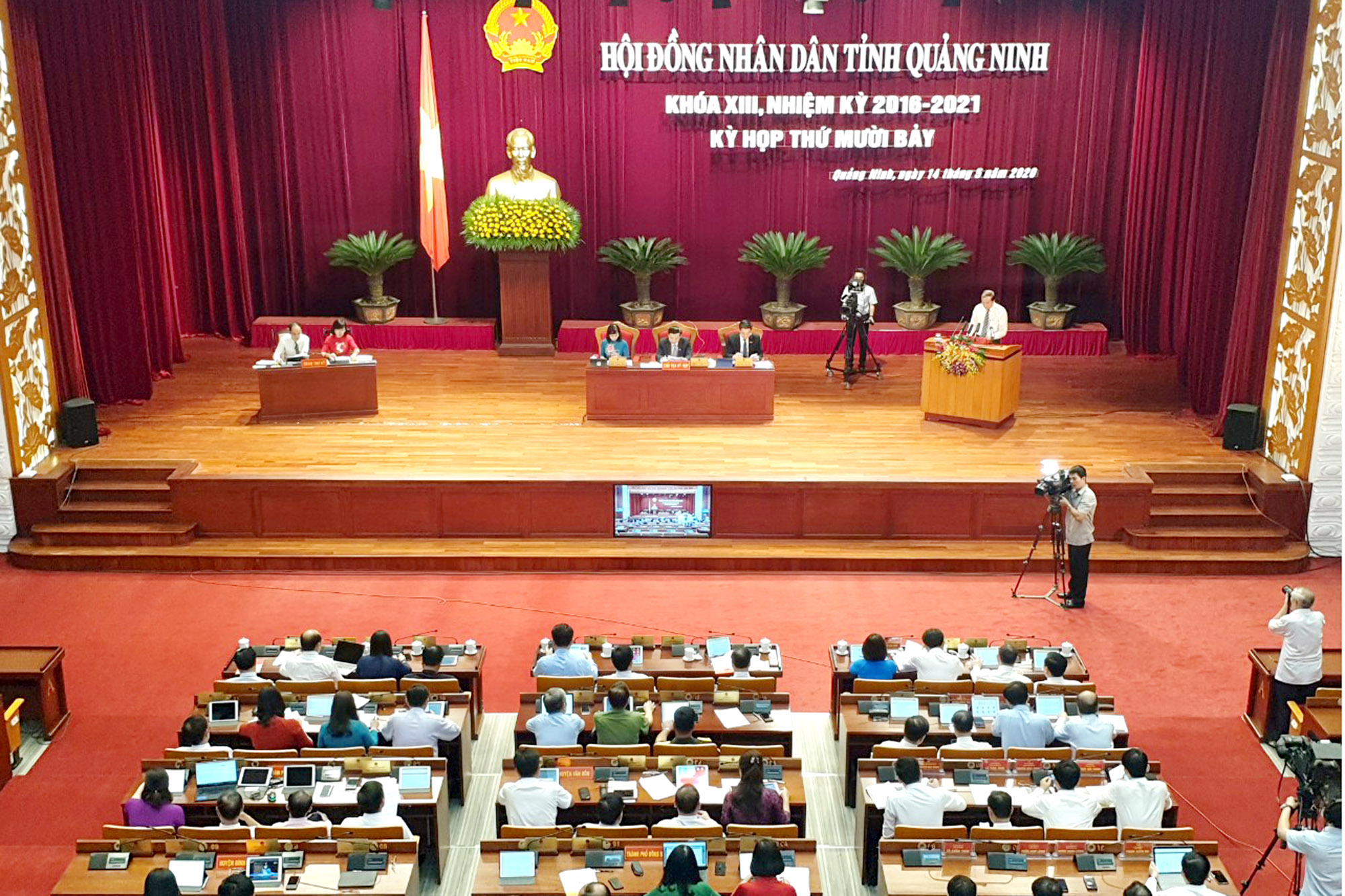 Quang cảnh kỳ họp thứ 17 HĐND tỉnh.