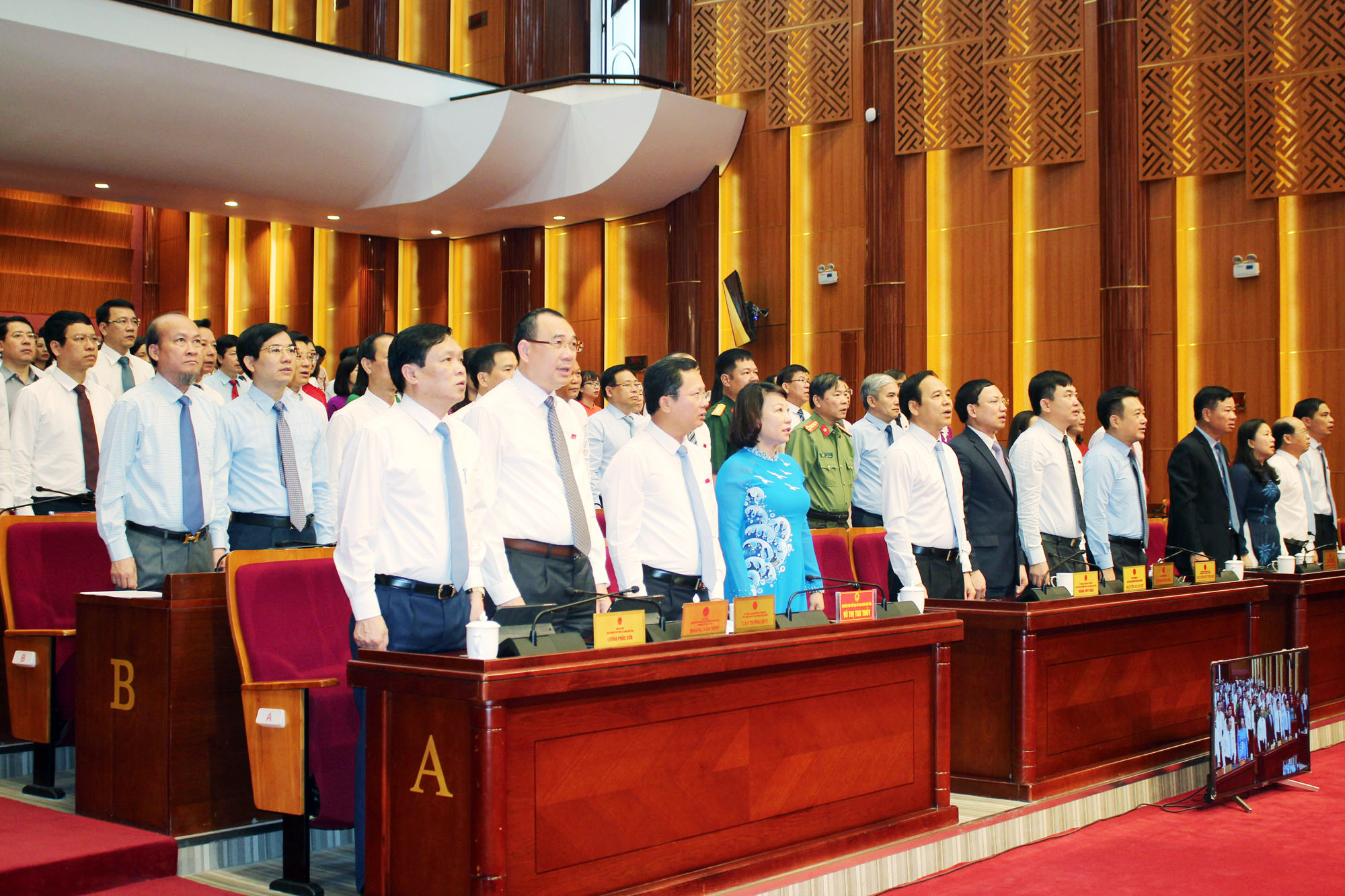 Các đại biểu dự Kỳ họp thứ 17, HĐND tỉnh khóa XIII làm lễ chào cờ.