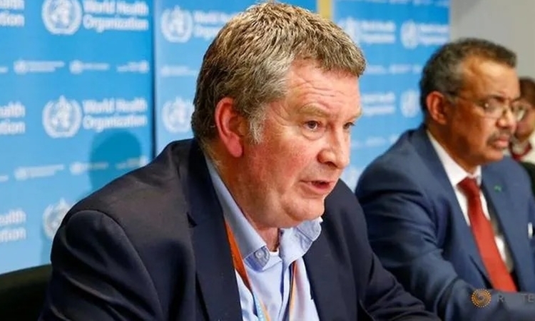 Mike Ryan (trái) tại một cuộc họp của WHO ở Thụy Sĩ hồi tháng hai. Ảnh: Reuters.
