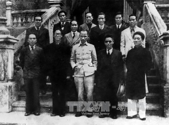 Chủ tịch Hồ Chí Minh cùng các thành viên Chính phủ lâm thời Việt Nam Dân chủ Cộng hòa ra mắt tháng 8-1945. Ảnh: TTXVN