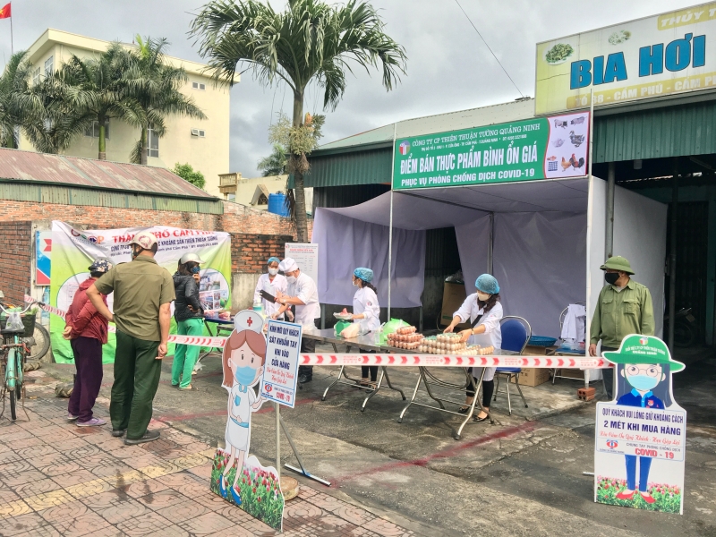 iểm bán thực phẩm bình ổn giá phục vụ phòng, chống dịch Covid-19 của Công ty CP Thiên Thuận Tường tại phường Cẩm Phú.