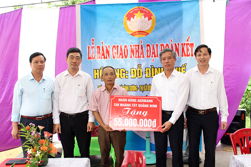 Ngân hàng Agribank chi nhánh Tây Quảng Ninh trao số tiền hỗ trợ xây nhà đại đoàn kết cho hộ ông Đỗ Đình Quế 