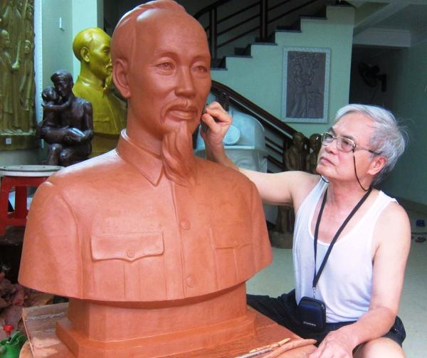 Nhà điêu khắc Kiều Sỹ Khuê đang thực hiện một bức tượng chân dung Bác Hồ năm 2015( Ảnh do nhân vật cung cấp)