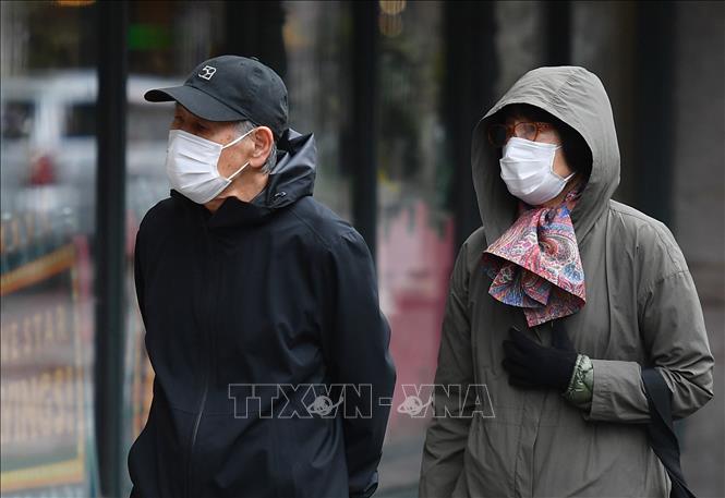 Người dân đeo khẩu trang phòng lây nhiễm COVID-19 tại New York, Mỹ ngày 3/4/2020. Ảnh: AFP/TTXVN