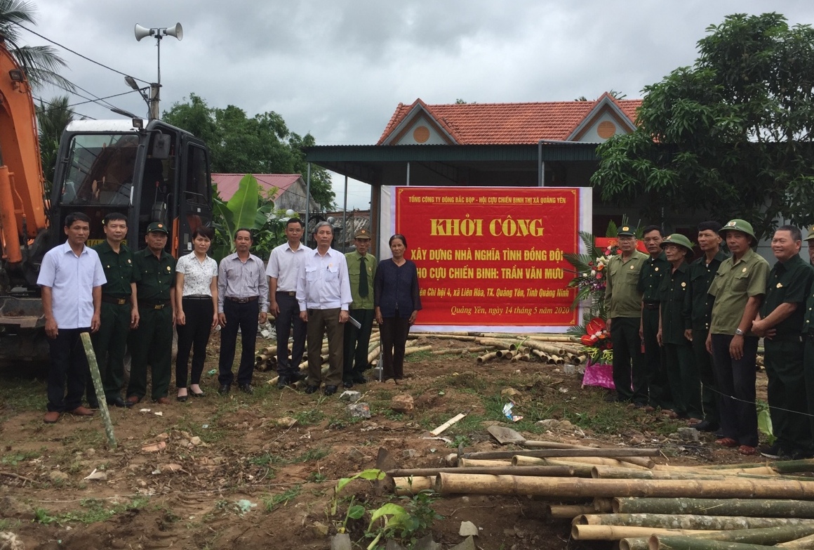 Quang cảnh buổi khởi công xây dựng nhà tình nghĩa đồng đội cho CCB Phạm Văn Mưu. 