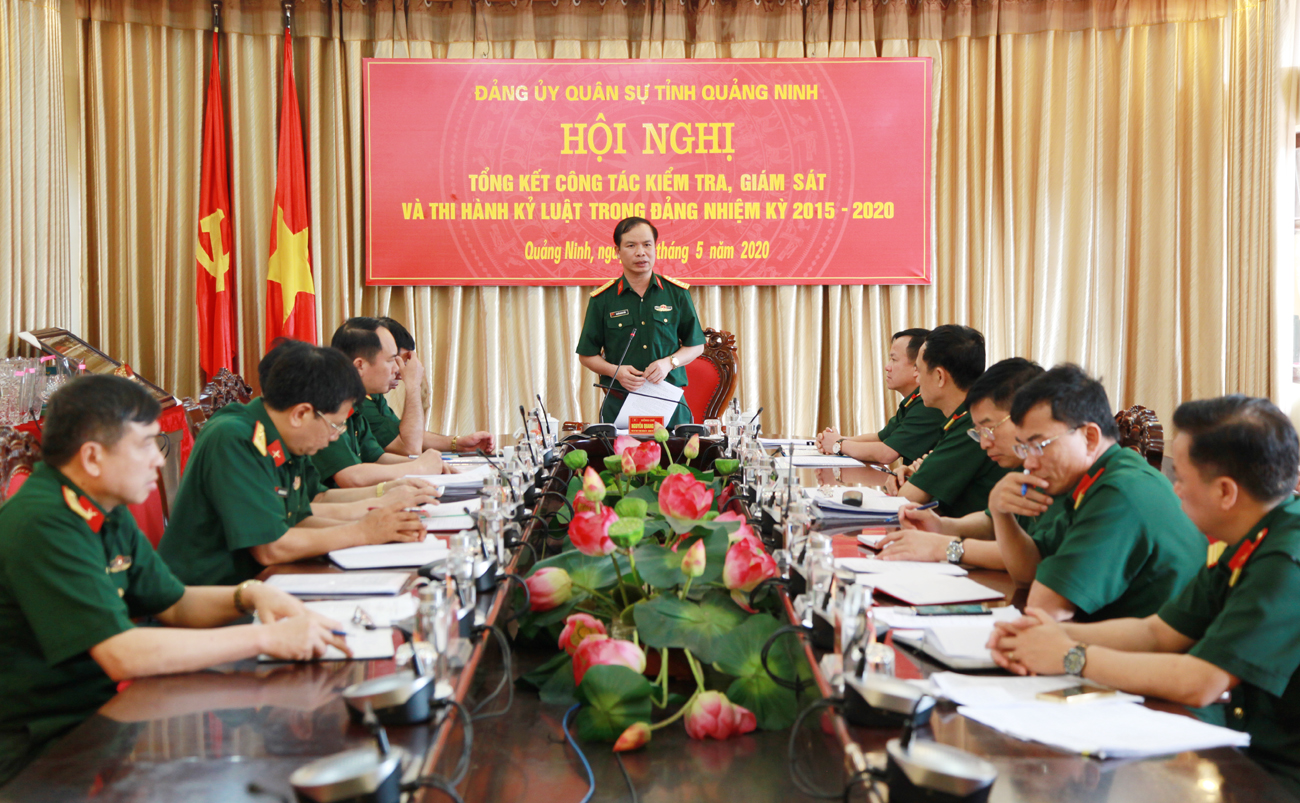 Đại tá Nguyễn Quang Hiến, Phó Bí thư Thường trực Đảng ủy, Chính ủy Bộ CHQS tỉnh, chủ trì hội nghị.