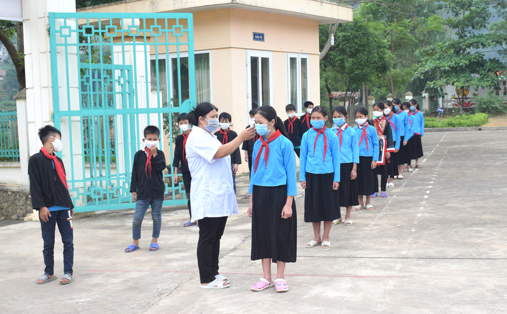 Học sinh người Sán Chỉ Trường THPT Húc Động mặc trang phục dân tộc mình trong tuần đầu tiên của tháng 5.