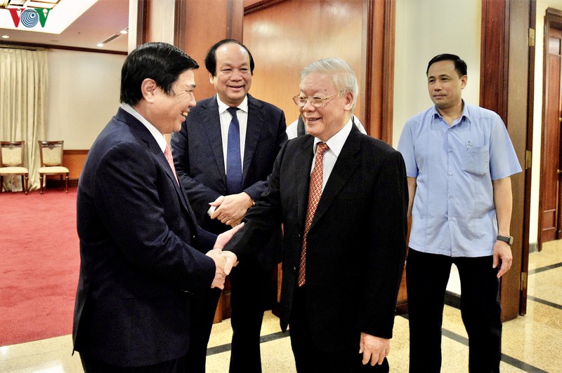  Tổng Bí thư, Chủ tịch nước Nguyễn Phú Trọng trao đổi với các đại biểu tham dự hội nghị./. 