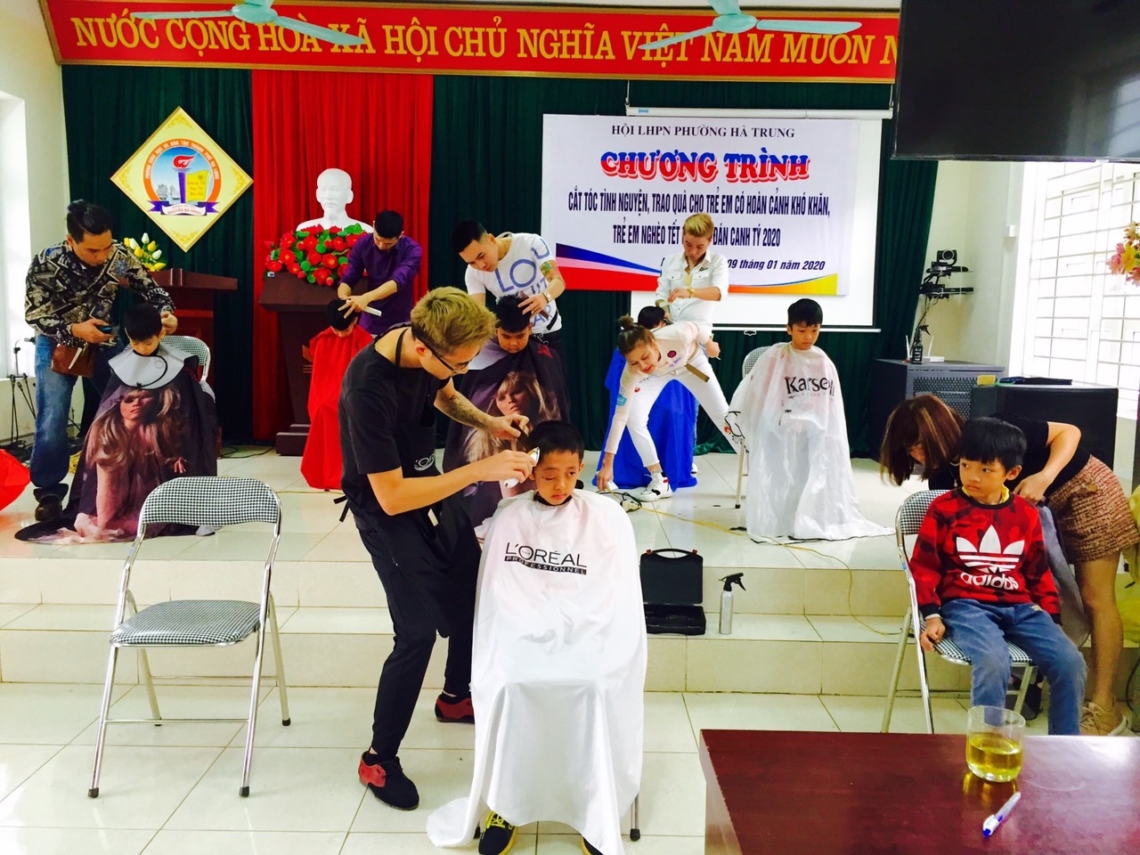 Anh Duy cùng với các đồng nghiệp tổ chức cắt tóc miễn phí cho các em học sinh trên địa bàn phường Hà Trung