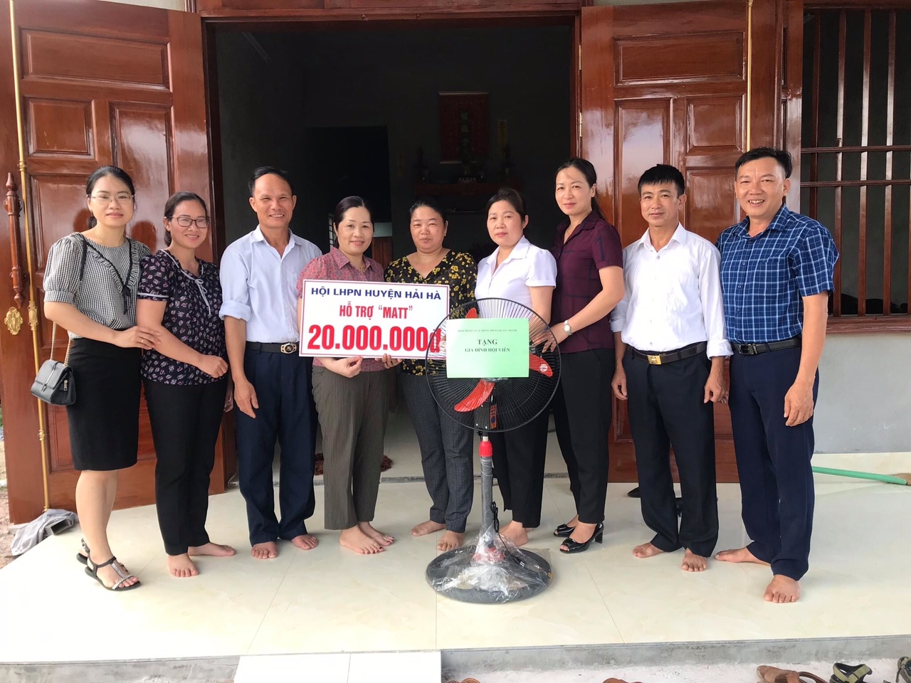 Hội LHPN huyện Hải Hà và xã Quảng Thành trao tiền và quà cho gia đình chị Lê Thị Nguyệt.