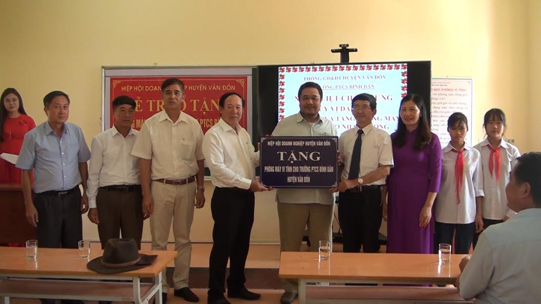 Đồng chí Mạc Thành Luân - Chủ tịch UBND huyện Vân Đồn cùng Hiệp hội doanh nghiệp Huyện Vân Đồn tặng phòng máy vi tính cho thầy trò Trường PTCS Bình Dân