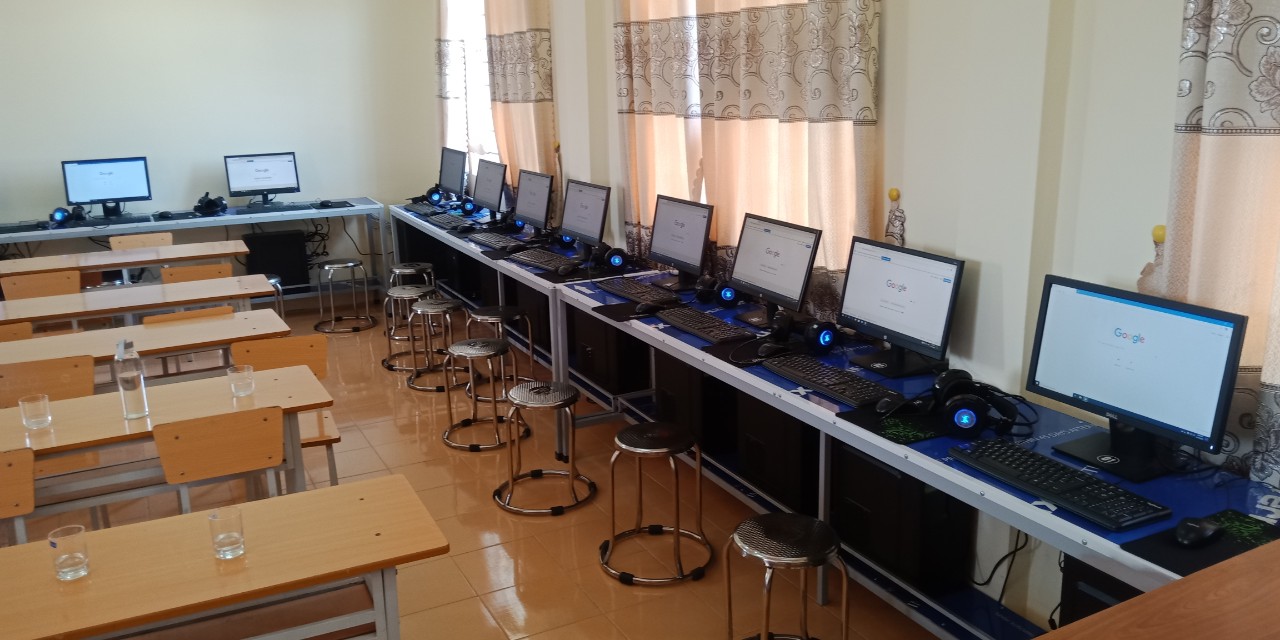 Phòng máy vi tính hiện đại có 14 bộ máy vi tính mới cùng 6 bộ máy vi tính trước đó của nhà trường