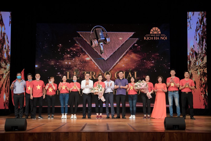 NSND Trung Hiếu và NSND Công Lý trao giải thưởng cho các nghệ sĩ Nhà hát Kịch Hà Nội.