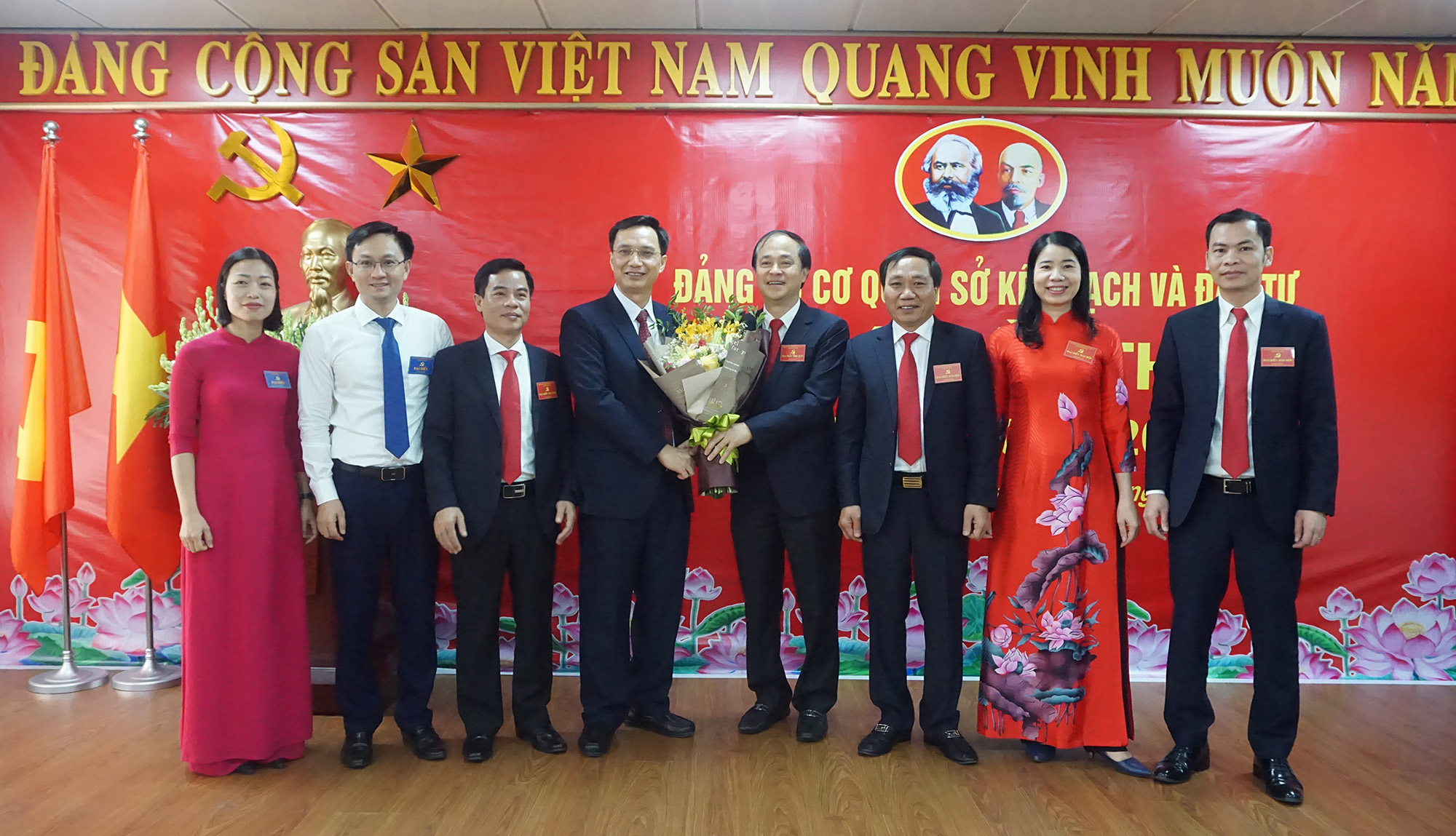 Đồng chí Nguyễn Mạnh Cường, Bí thư Đảng ủy Khối các cơ quan tỉnh, tặng hoa chúc mừng đại hội.