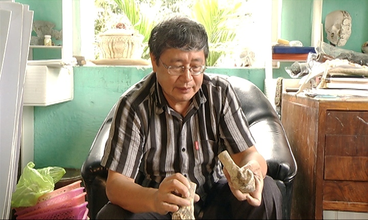 Một đoạn xương người được Tiến sĩ Nguyễn Việt tìm thấy 