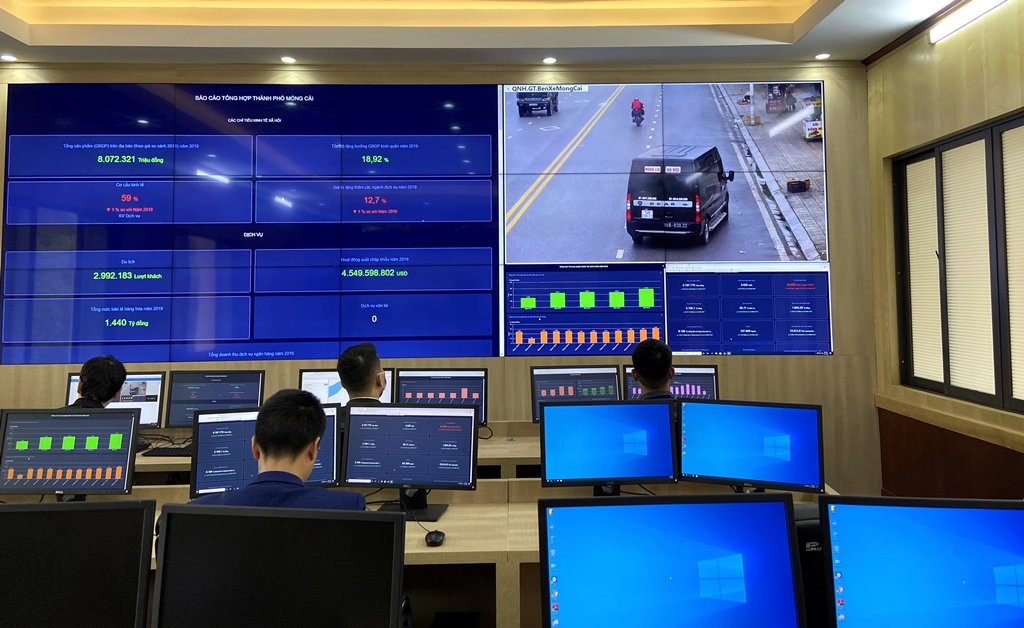 Hệ thống camera giám sát giao thông tại phường Ka Long truyền dữ liệu trực tiếp về Trung tâm điều hành thành phố thông minh của TP Móng Cái.