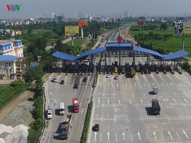 Các chuyên gia giao thông cho rằng, không nên “thả nổi” mức phí với đường cao tốc, vì thực tế ở Việt Nam người dân vẫn chưa có sự lựa chọn đường để đi, khi nhiều tuyến đường song song với đường cao tốc hiện nay đều thu phí.