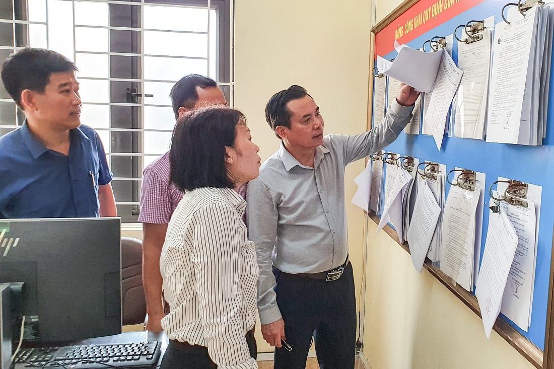 Đoàn công tác MTTQ tỉnh kiểm tra việc niêm yết công khai kết quả lấy ý kiến người dân tại trụ sở UBND phường Nam Hòa.