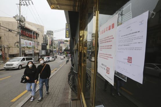 Lệnh cấm tụ tập tạm thời được dán trước lối vào của một câu lạc bộ khiêu vũ tại Seoul, Hàn Quốc. Ảnh: AP