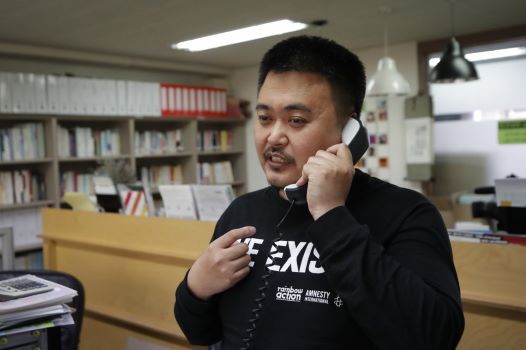 Lee Jong-geol, đứng đầu nhóm vận động cho quyền của người đồng tính Chingusai, nói chuyện qua điện thoại trong cuộc phỏng vấn ở Seoul, Hàn Quốc. Ảnh: AP