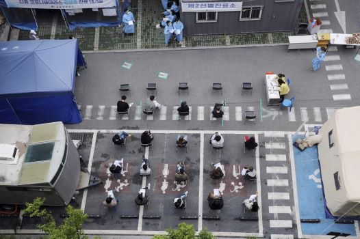 Người dân chờ làm xét nghiệm tại một trung tâm y tế ở Seoul, Hàn Quốc. Ảnh: AP