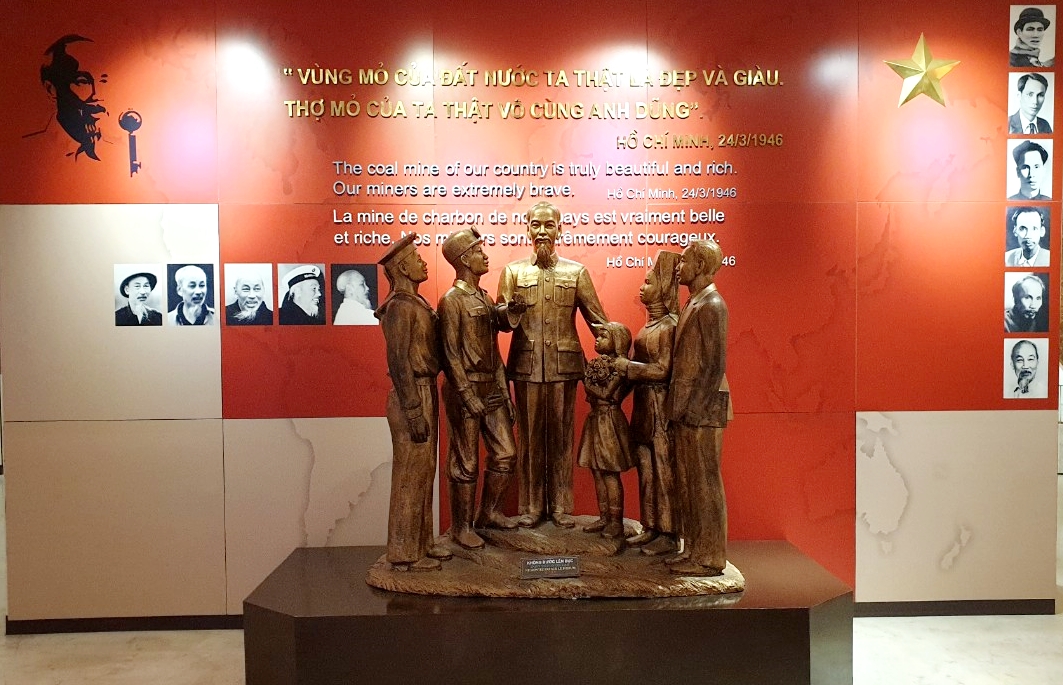 Phòng lưu niệm Bác Hồ tại bảo tàng Quảng Ninh.