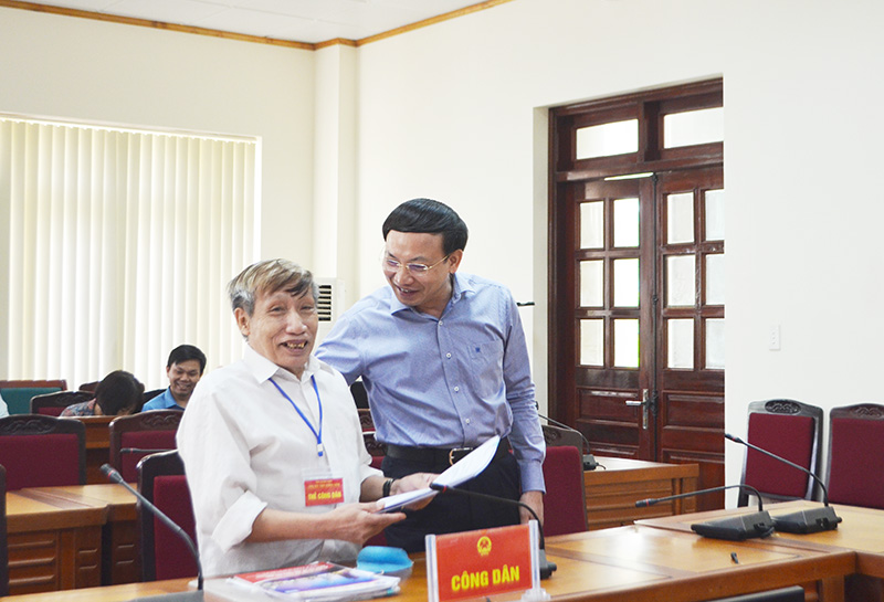 Đồng chí Bí thư Tỉnh ủy trao đổi, chia sẻ với trường hợp của gia đình ông Hoàng Mạnh Phú (Quảng Yên)