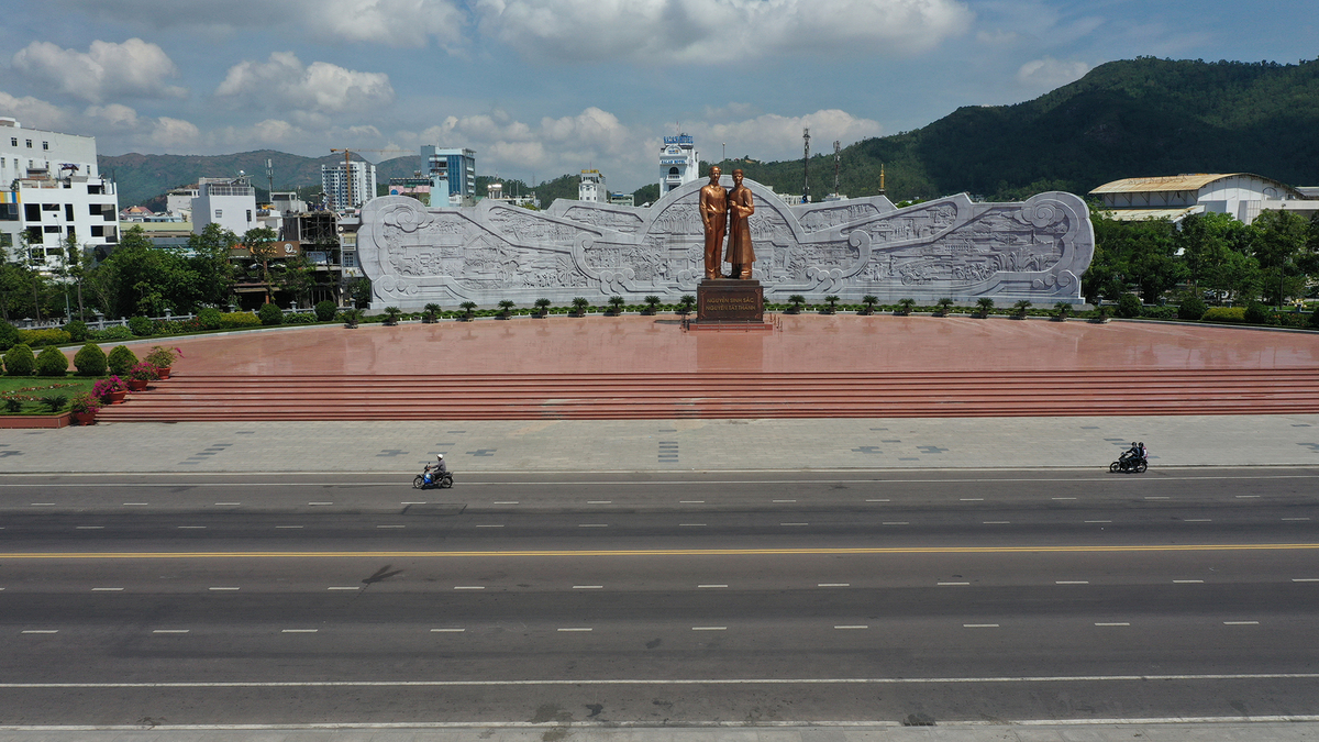 Điểm thay đổi đầu tiên trên cung đường chạy của VnExpress Marathon 2020 so với VM 2019 nằm ở vị trí cổng xuất phát. Nếu như năm ngoái, các vận động viên bắt đầu hành trình tại đường Xuân Diệu, sát với bờ biển. Năm nay, cổng sẽ chuyển sang phía đối diện, ngay phía trước tượng đài Nguyễn Sinh Sắc, Nguyễn Tất Thành.