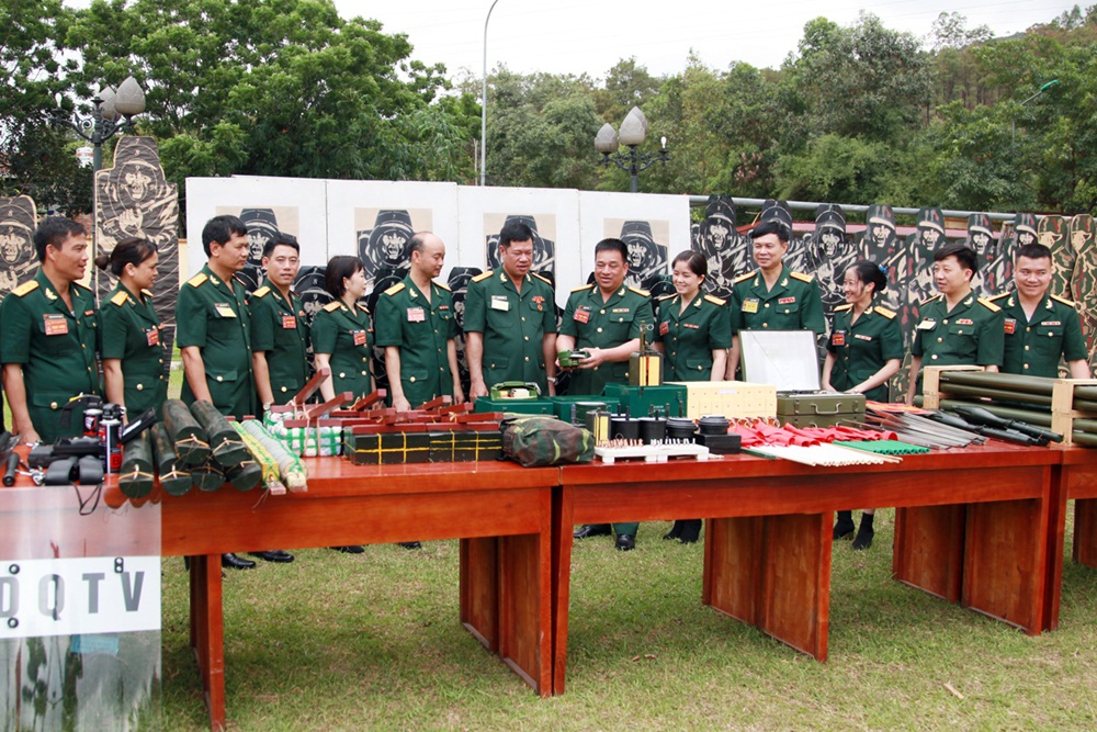3.	Đại tá Đại tá Lê Văn Long, Ủy viên Ban Thường vụ Tỉnh ủy, Chỉ huy trưởng Bộ CHQS tỉnh cùng các đại biểu tham quan mô hình học cụ huấn luyện tại Trung đoàn 244.