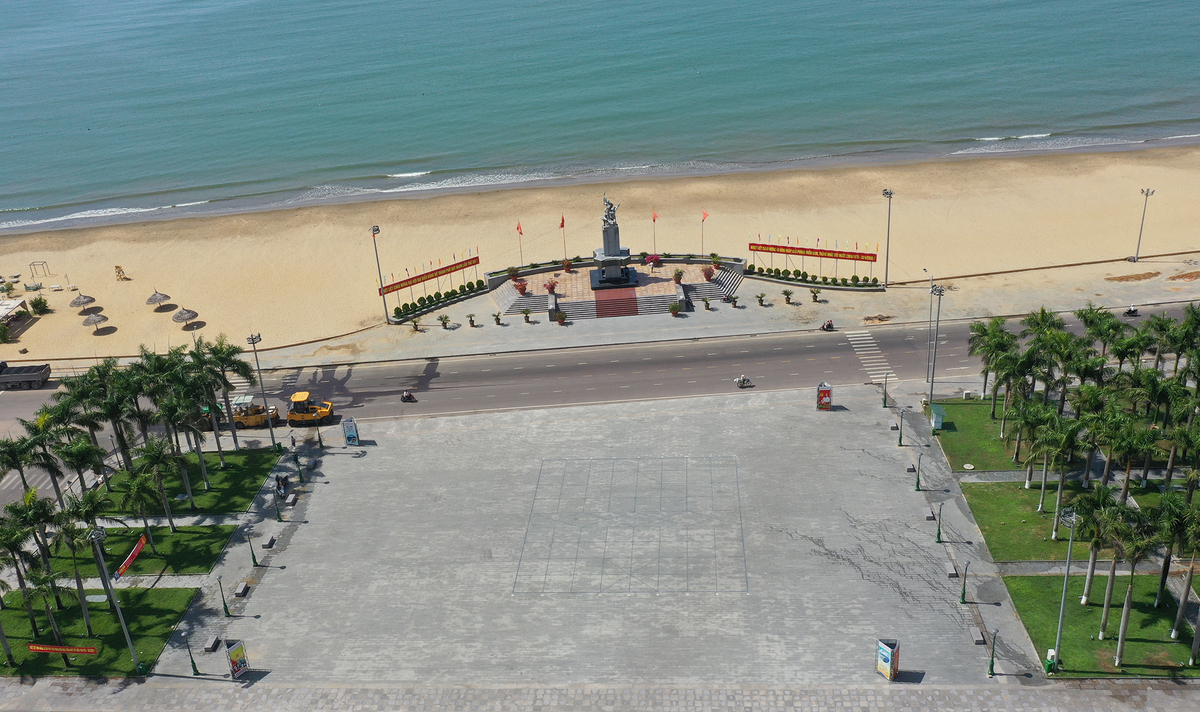Trước kia tượng đài nằm giữa đường Xuân Diệu, nhưng năm nay được di chuyển sát phía bờ biển để tạo phần lòng đường thông thoáng hơn. Đối diện là công viên mới mở.