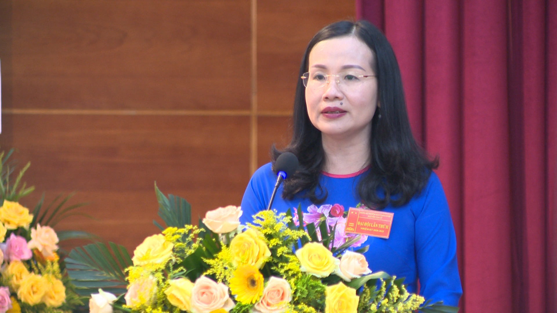 Đồng chí Bùi Thúy Phượng, Tỉnh ủy viên, Hiệu trưởng Trường đào tạo Nguyễn Văn Cừ phát biểu tại Đại hội
