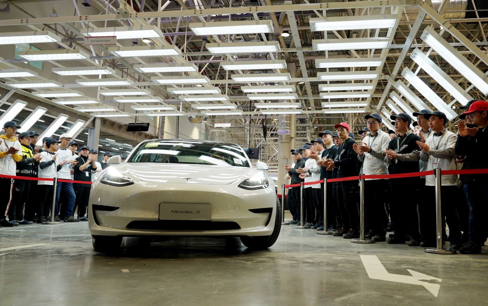 Mẫu xe điện Model 3 của Tesla tại lễ bàn giao ở nhà máy Thượng Hải, Trung Quốc, ngày 30/12/2019. Ảnh: THX/ TTXVN