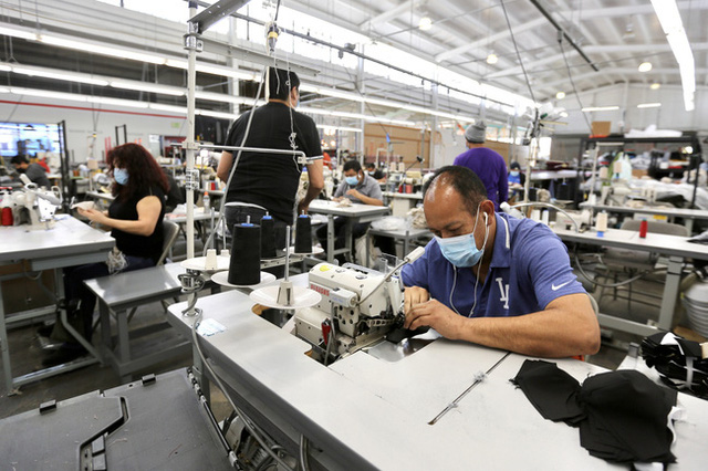 Công nhân làm việc tại nhà máy ở thành phố Vernon, Los Angeles, California, Mỹ ngày 16/4/2020. (Ảnh: THX)