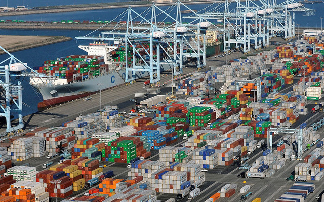 Các container hàng hóa xếp tại cảng Angeles và Long Beach (Mỹ). (Ảnh: Reuters)