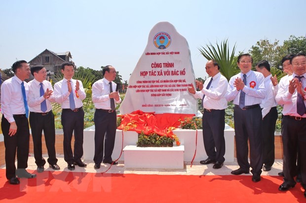 Thủ tướng cắt băng Khánh thành Công trình 'Hợp tác xã với Bác Hồ'