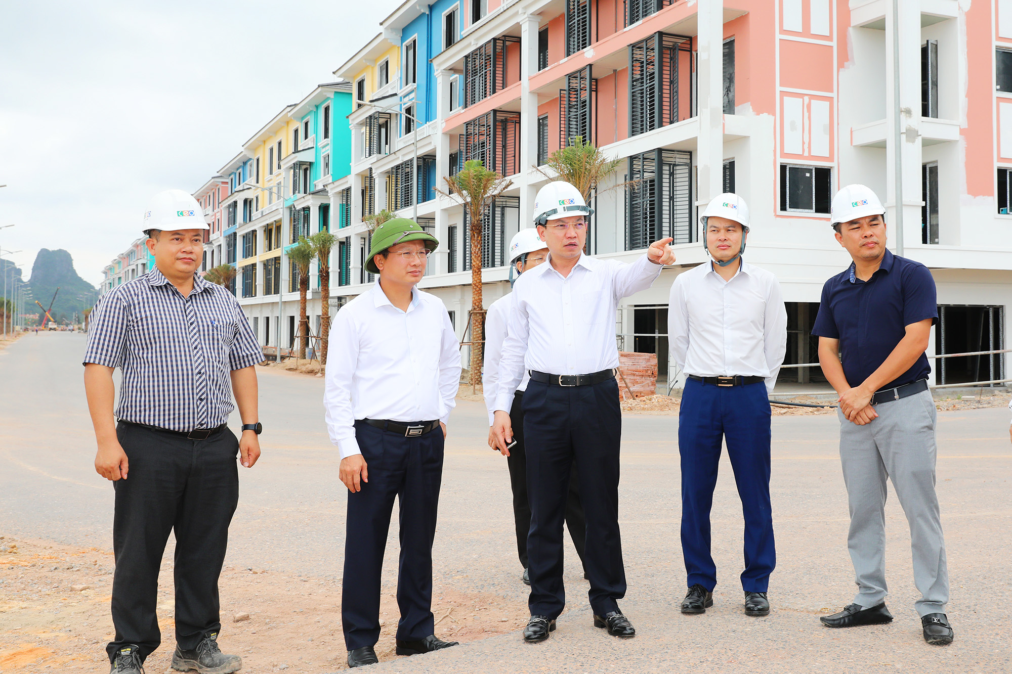 Đồng chí Nguyễn Xuân Ký, Bí thư Tỉnh ủy, Chủ tịch HĐND tỉnh, kiểm tra công tác triển khai dự án Sonasea Vân Đồn Harbor City, ngày 15/5.