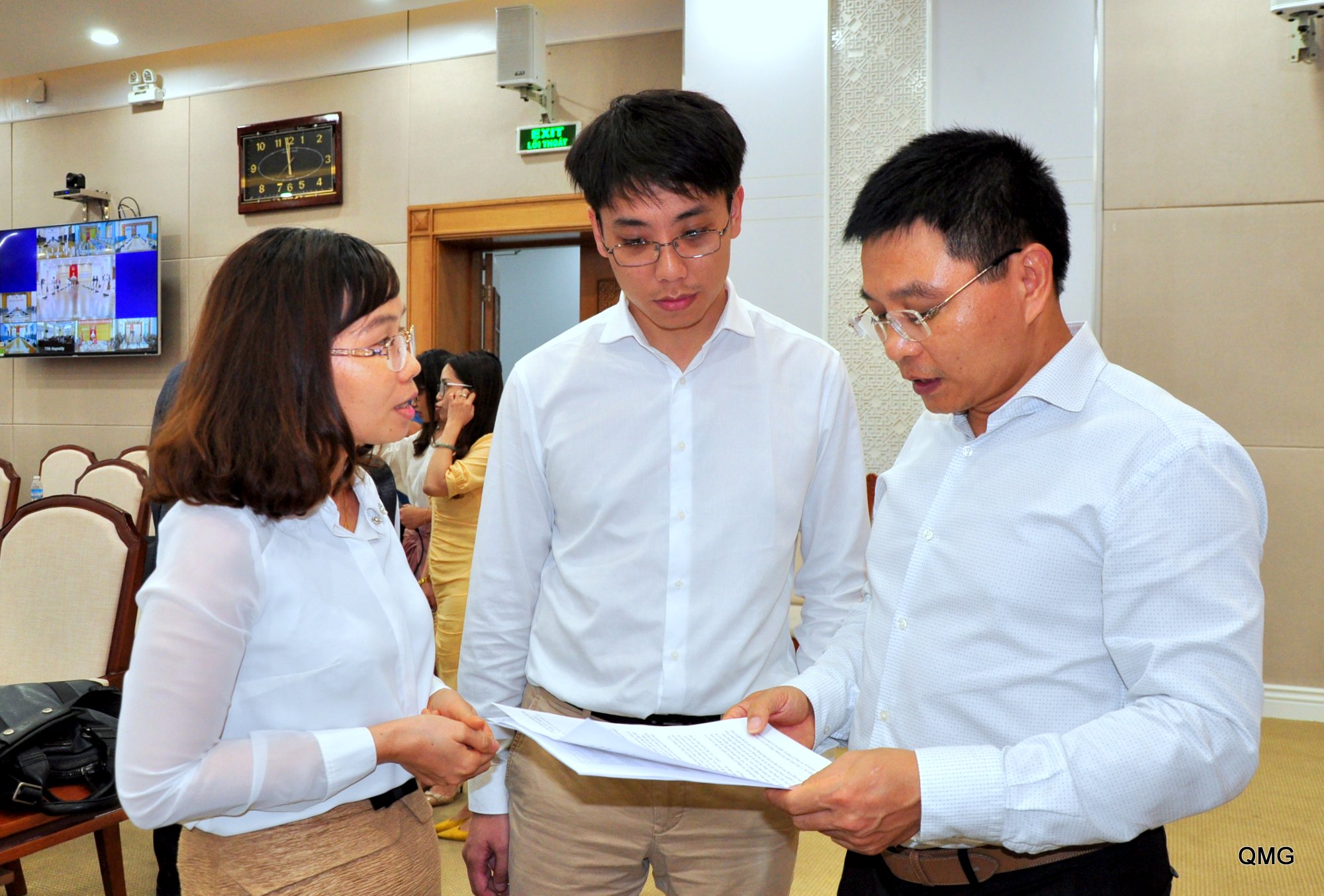 Chủ tịch UBND tỉnh Nguyễn Văn Thắng trao đổi với nhà đầu tư ngay sau khi kết thúc hội nghị tỉnh Quảng Ninh với doanh nghiệp, ngày 16/5.