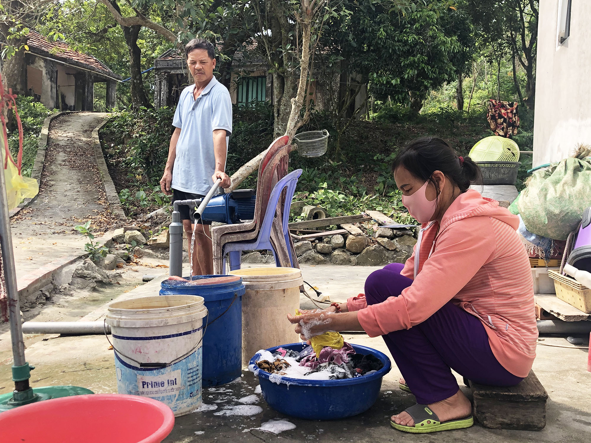 Bỏ ra gần 40 triệu đồng để khoan giếng nước, nhưng hộ ông Hứa Văn Bình (thôn Sơn Hào, xã Quan Lạn) vẫn chưa có nước sạch để sử dụng.