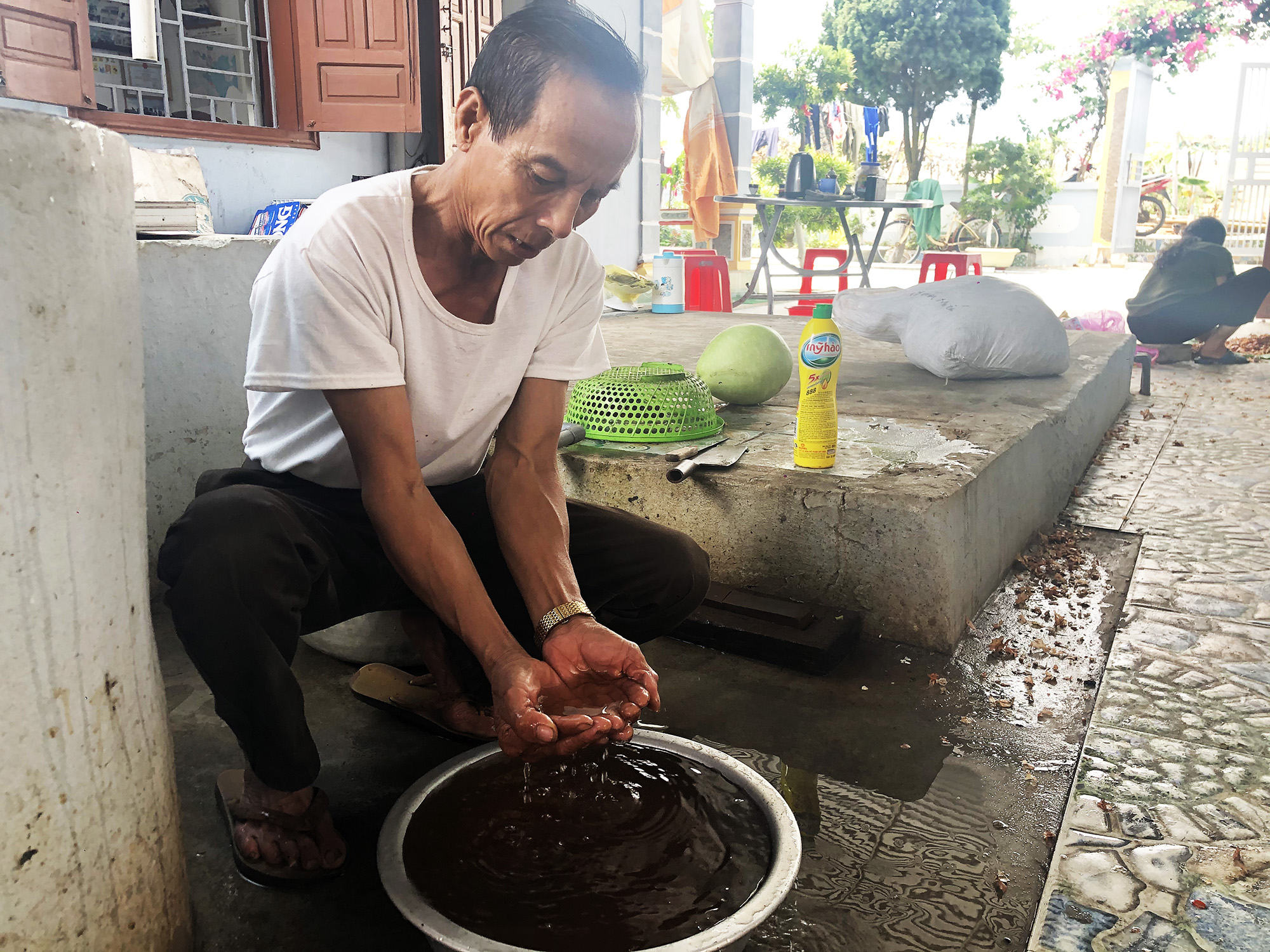 Nguồn nước giếng của gia đình ông Vũ Văn Hải (thôn Tân Phong, Xã Quan Lạn) bị đục, vị chua, mùi tanh, không sử dụng được.