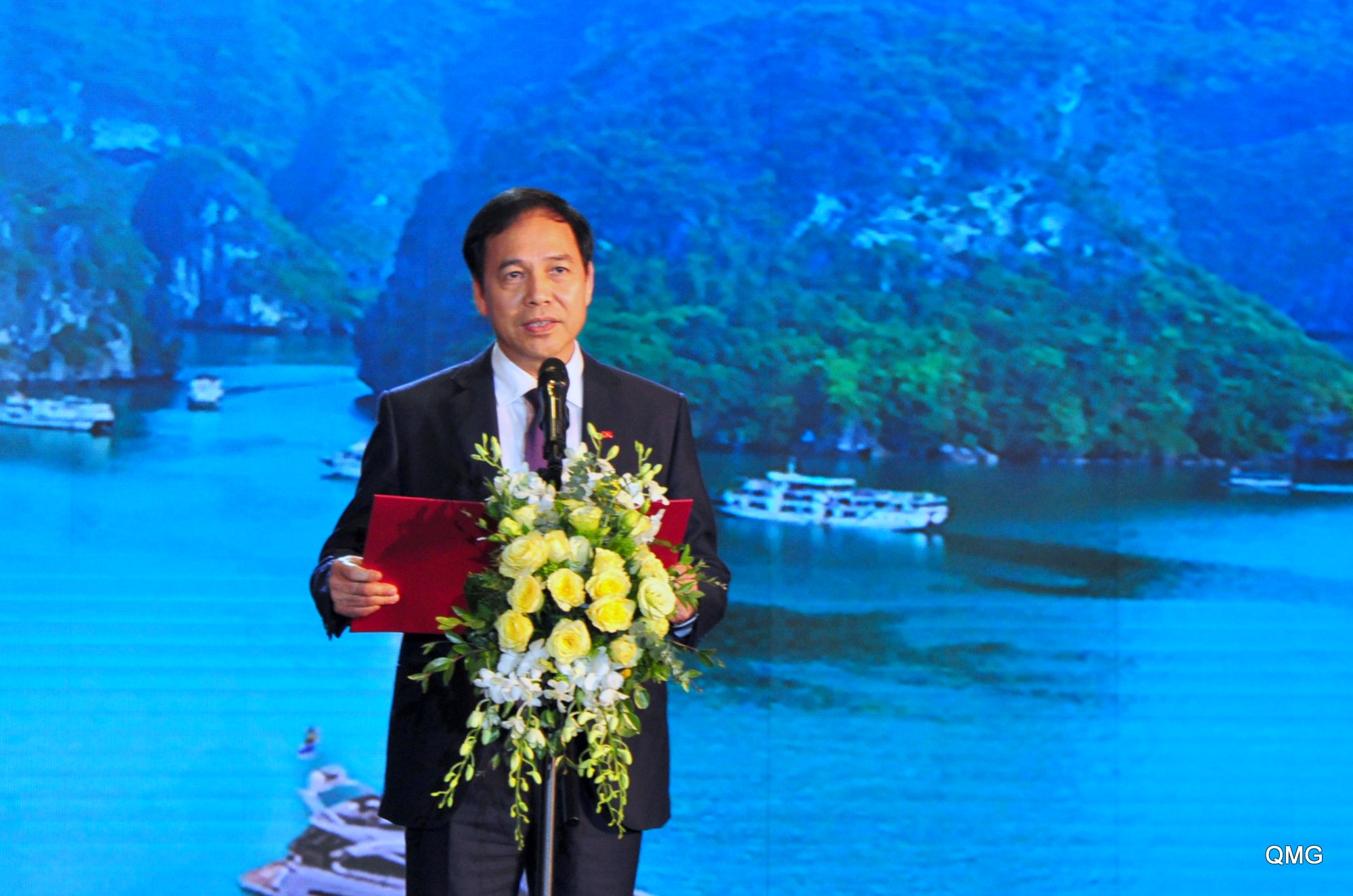 Đồng chí Đặng Huy Hậu, Phó Chủ tịch Thường trực UBND tỉnh phát biểu khai mạc chương trình nghệ thuật.