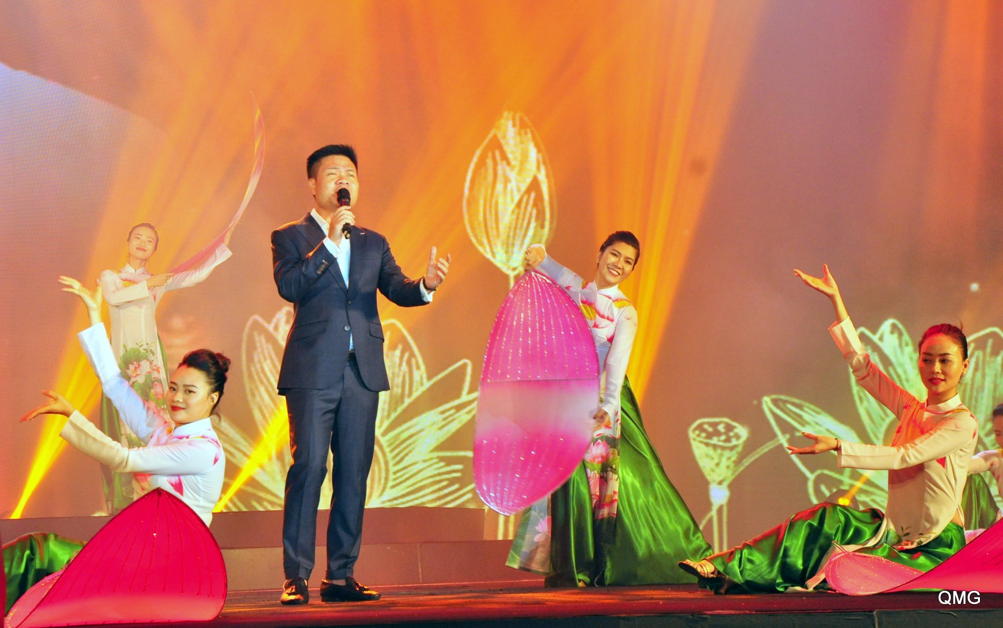 Ca sĩ Hoàng Tùng góp mặt trong chương trình nghệ thuật với ca khúc ca ngợi quê hương, đất nước và Chủ tịch Hồ Chí Minh.