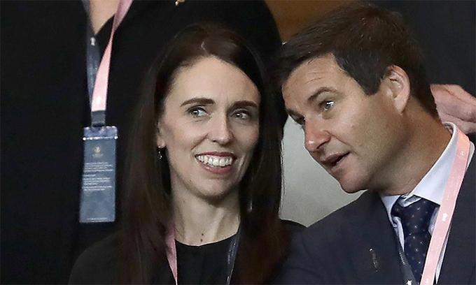 Thủ tướng New Zealand Jacinda Ardern (bên trái) cùng chồng, Clarke Gayford, xem một trận bóng bầu dục năm 2019. Ảnh: AP.