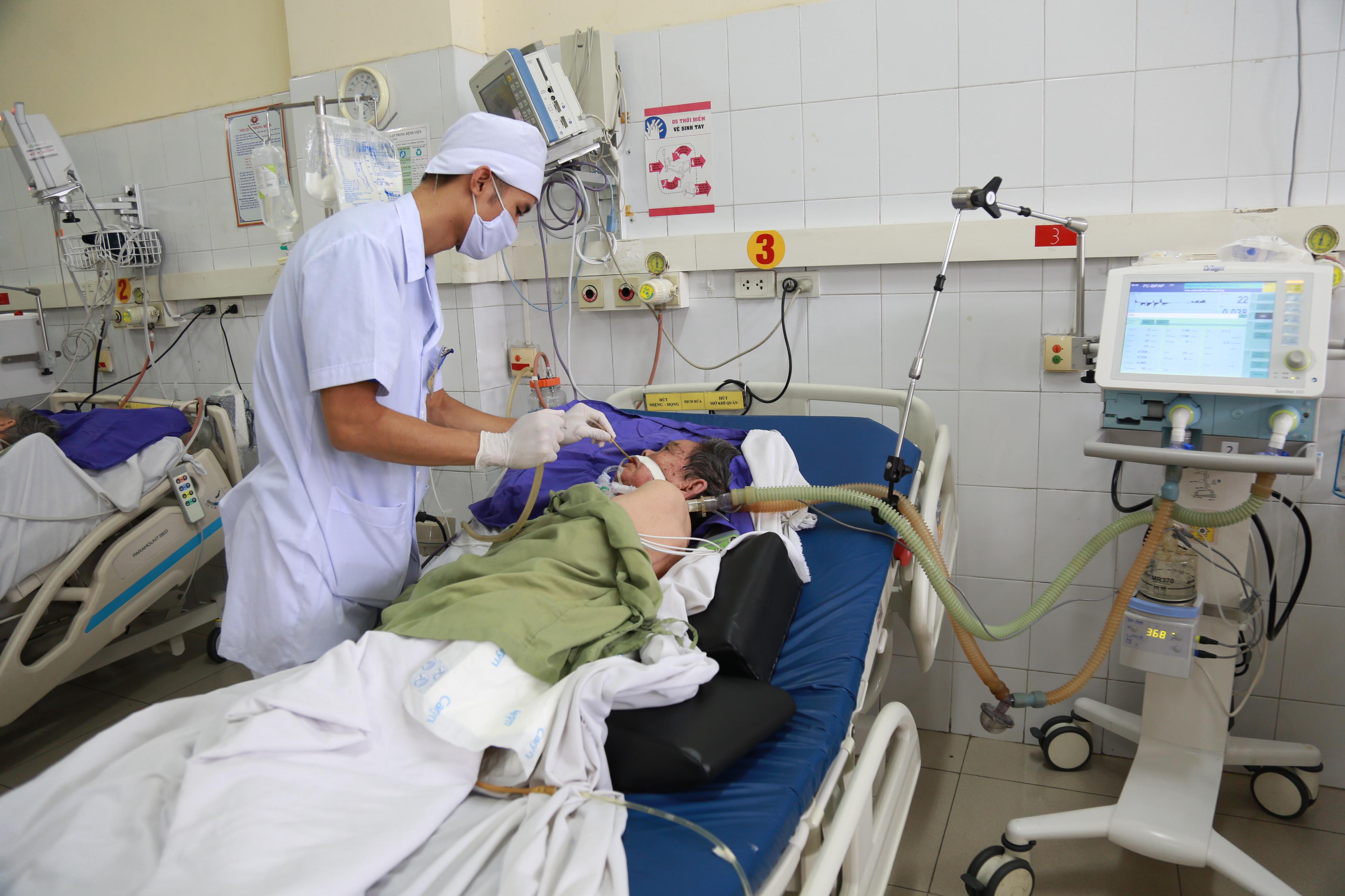 Cấp cứu bệnh suy hô hấp do viêm phổi nặng tai Bệnh viện Đa khoa tỉnh. Ảnh: Hà Trang.