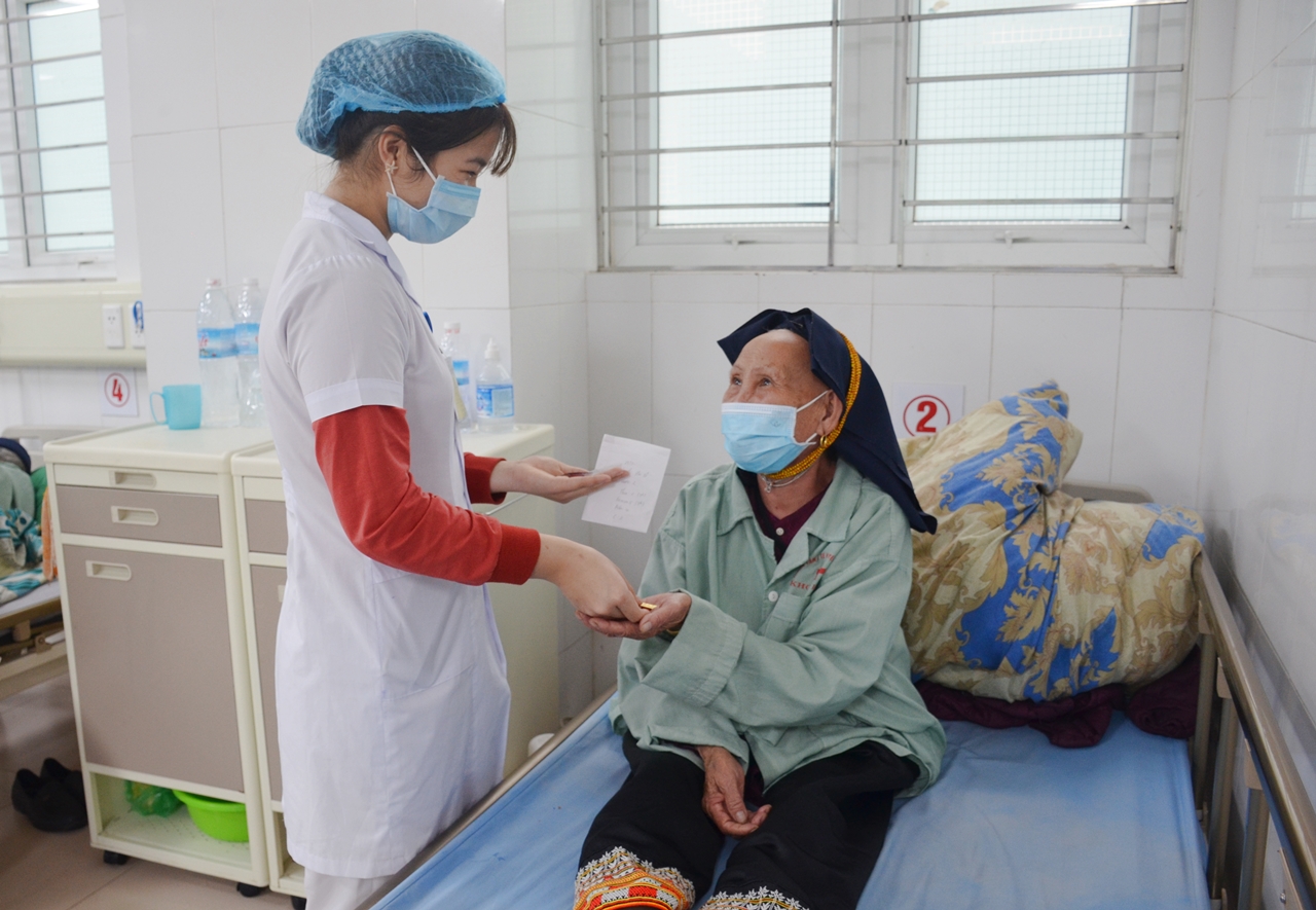  Bác sĩ Bệnh viện Đa khoa Hạ Long phát và hướng dẫn uống thuốc cho bà Lý Thị Hai (thôn Đồng Quặng, xã Đồng Lâm, TP Hạ Long).