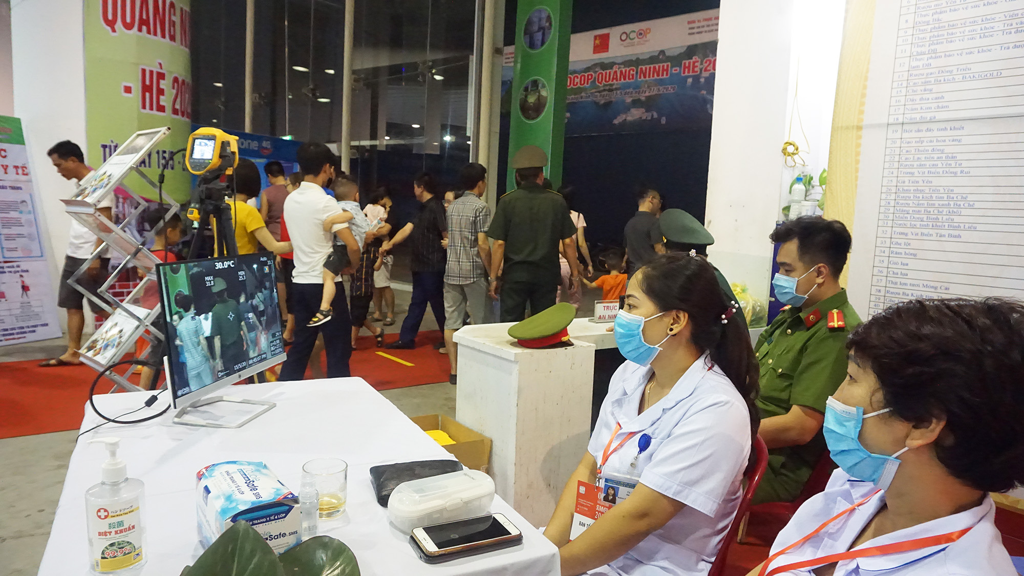 Công tác kiểm tra y tế được thực hiện nghiêm ngặt và xuyên suốt trong quá trình diễn rã hội chợ OCOP Quảng Ninh - Hè 2020.