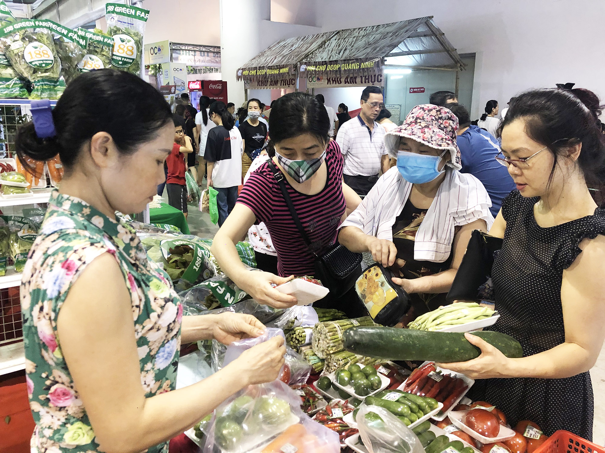 Các mặt hàng rau, củ, quả cũng thu hút được đông đảo lượng khách đến mua sắm.