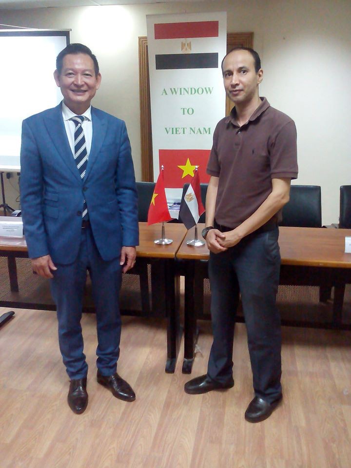 Nhà báo Ai Cập Ahmed Hassan chụp ảnh cùng Đại sứ Việt Nam tại Ai Cập Trần Thành Công