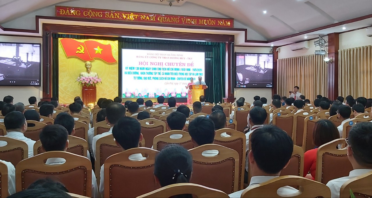 Thợ mỏ Dương Huy được nghe Giáo sư, Tiến sỹ Hoàng Chí Bảo, nguyên Uỷ viên Hội đồng Lý luận Trung ương, chuyên gia cao cấp của Học viện Chính trị Hồ Chí Minh đã kể chuyện về Bác Hồ