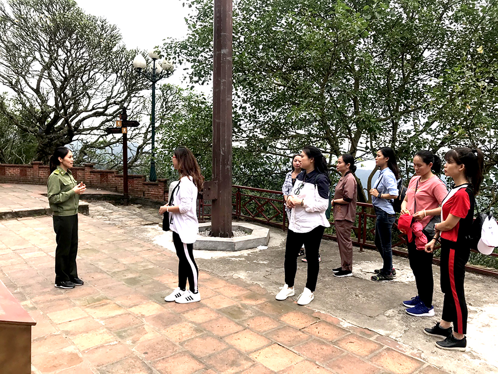 Du khách đến tham quan tại khu di tích danh thắng Yên Tử. 